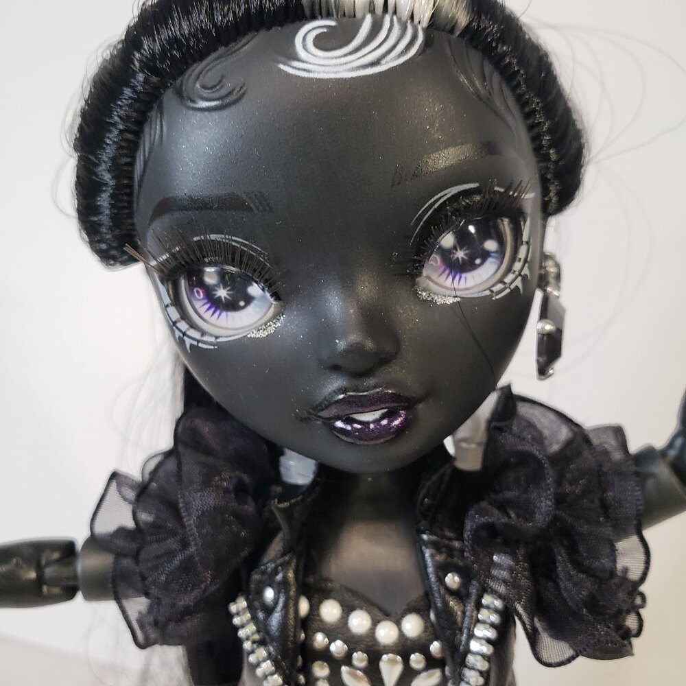 Beautiful Rainbow High Series 1 Grayscale Shanell Onyx Doll 11" Toy with Shoes